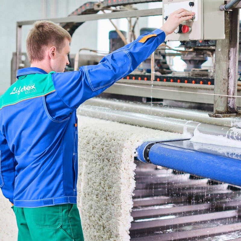 Mitarbeiter wäscht Teppich mit automatischer Teppichwaschmaschine bei Lifetex.eu - Fotocredit: Ivan Kislitsin / Shutterstock.com