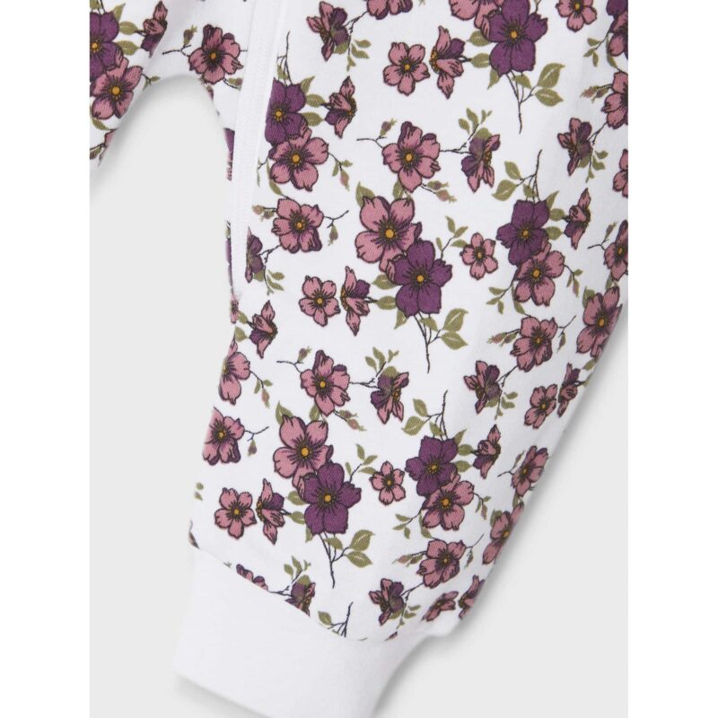 NAME IT 2er Pack Baby-Mädchen Schlafanzug Blumen Blüten Schlafstrampler Zip in Weiß/Violett – Detailbild 3 – jetzt kaufen bei Lifetex-Heimtextilien.de