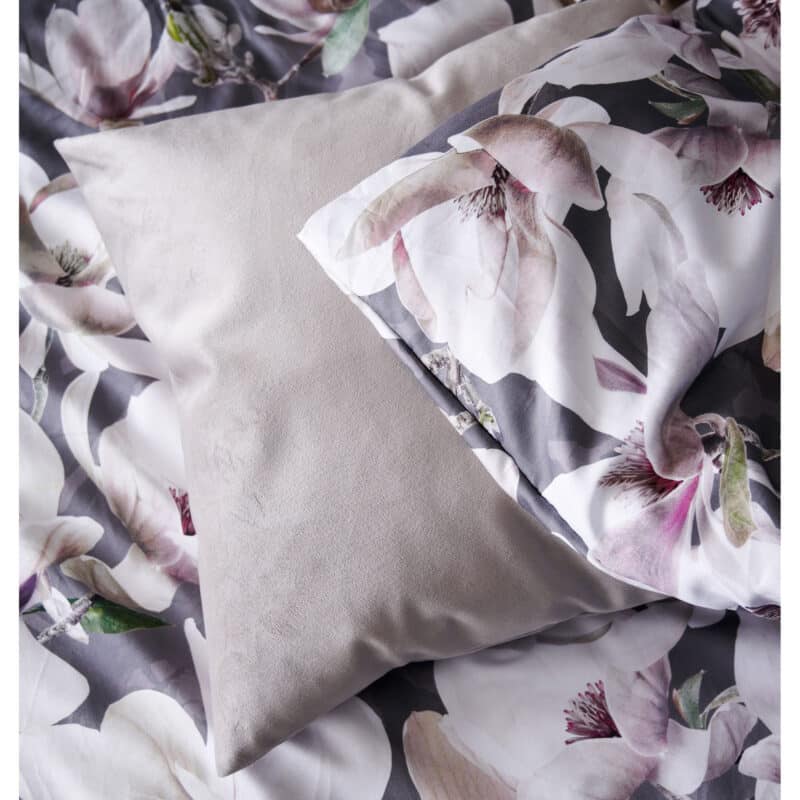 Apelt Bettwäsche-Garnitur Dorothy GOTS Blüten 135x200 + 80x80 cm Grau – Detailbild 2 – jetzt kaufen bei Lifetex - Textile Lebensqualität